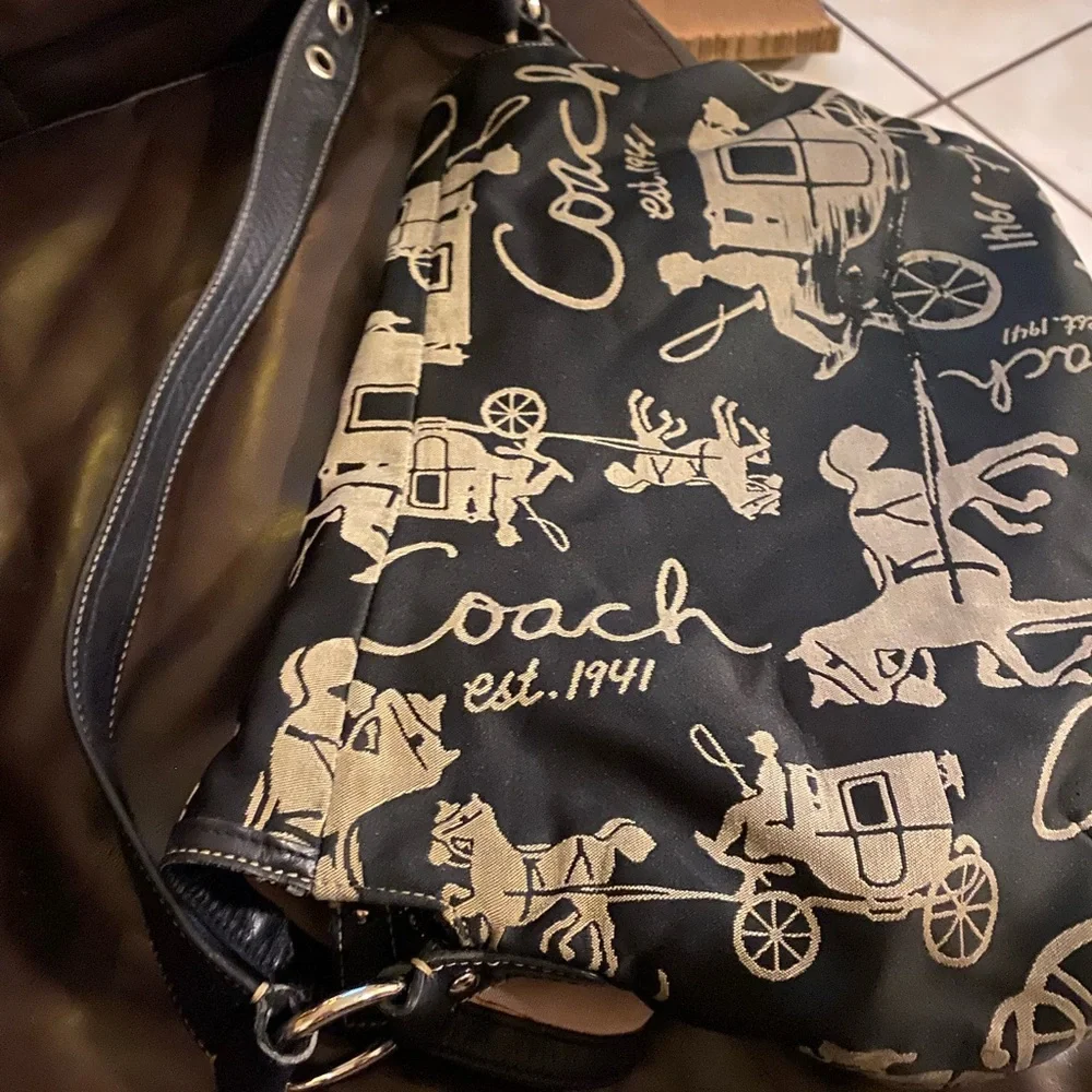 ✨GUC✨Coach Black and Tan shoulder Bag - Picture 5 of 5